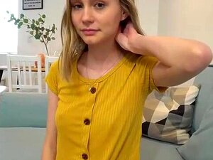 Una hechizante novia de cabello dorado con melones pequeños se está