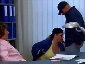 Las secretarias de abuela y milf se follan al repartidor,