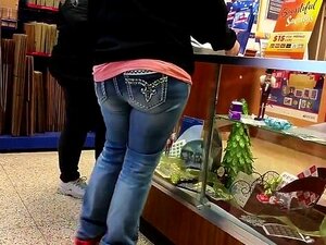 Chicas grandes en la oficina de correos. Mientras esperaba en la fila