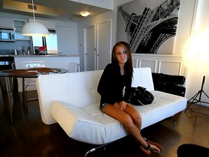 Kendra, una chica tatuada de 19 años, vino a Florida desde el norte