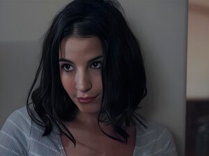 La tetona va a la habitación de su hermanastra de ébano y cuenta lo