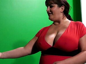 Tipo engaña a su novia con unas tetas enormes y una gordita