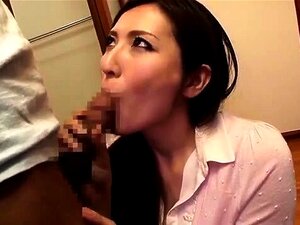 Ama de casa asiática solitaria adicta al sexo hardcore y al semen