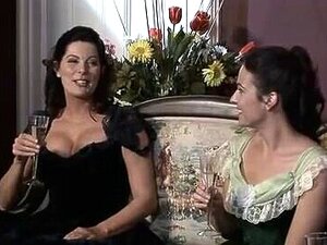 Macho folla a dos mujeres