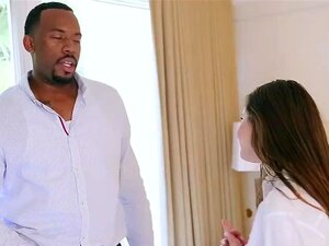 Zorra coqueta y se folla al padrastro negro de su compañera