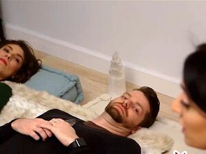 La pareja elige un gustito para usar en la clase de terapia sexual. La
