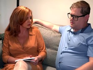 Esposa de tetas grandes monta al jefe de su marido