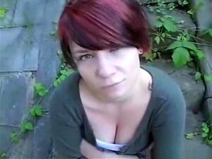 Chica pelirroja alemana mamando en POV al aire libre