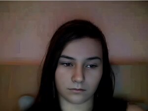 Chica linda muestra sus tetas. Chica amateur de web cam se burla de su