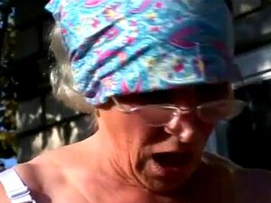 Abuela es follada por un semental fresco al aire libre