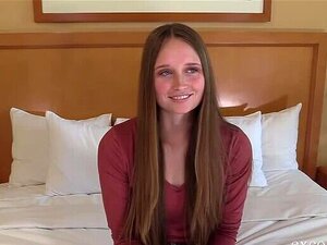 ¡El novio envía a una linda chica universitaria al casting!