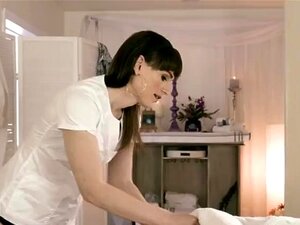 La masajista shemale Natalie Mars le da un masaje a un tipo y le