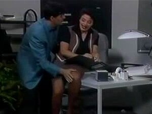 Hermosa secretaria alemana en medias follada en el escritorio