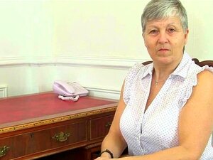 La abuela británica Savana todavía ama una sesión de masturbación