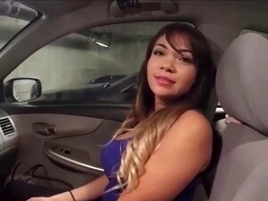Desesperada con grandes tetas, la linda se folla al samaritano para el