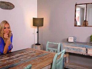 Estrella porno de grandes tetas hace una paja con los pies y recibe