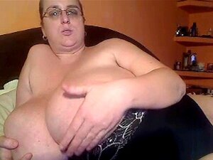 Una BBW con gafas muestra sus tetas gigantes. Una BBW con lentes