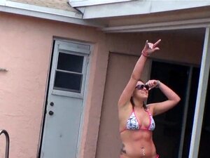 Las zorras cachondas ansían polla. Las zorras lindas no pueden pensar