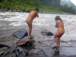 Esposa india desnuda en el baño del río, video caliente de esposas