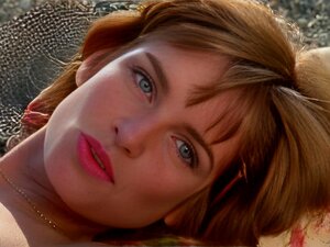 daryl hannah & valerie quennessen en una película completamente