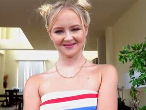 La pequeña porrista Natalia Queen viviendo el orgasmo con una BBC