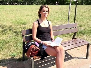 Seducción pública de rubia con culo burbujeante
