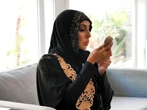 La lujuriosa milf Kylie Kingston seduciendo a los nuevos sementales