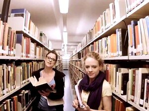 Dos chicas blancas sexys chupan una enorme polla negra en la