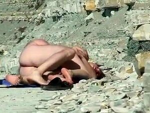 Follada misionera al aire libre en una playa rocosa pública,