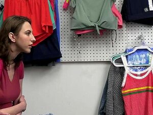 Un oficial atrapó a su amiga hijastra robando de la tienda en la que