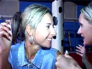 Mujeres locas follando a strippers masculinos en público