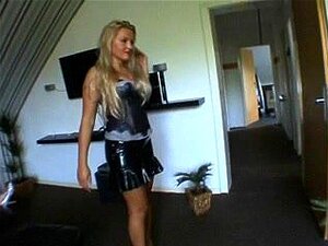 Las chicas dominantes castigan a su esclavo sissy, las chicas