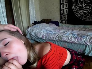 Follé a una colegiala en una boca babosa. Chupé bolas, follada en la