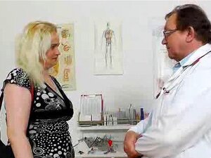 El ginecólogo se pone en acción con Elena muff