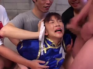 Bebé japonesa de cosplay Chun-Li manoseada en una enorme orgía