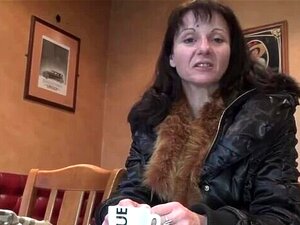 Sumérgete en los ardientes deseos de la traviesa Monica mientras se