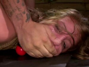 El sumiso en bondage se pone hardcore. El sumiso en Bondage recibe