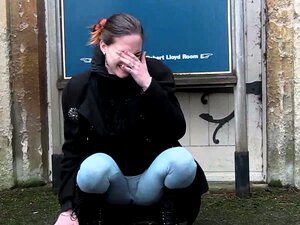 Linda amateur meando sus pantalones