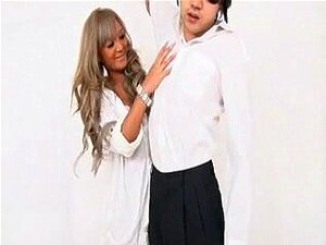 Provocación con uñas y paja de una asiática con uñas largas. paja