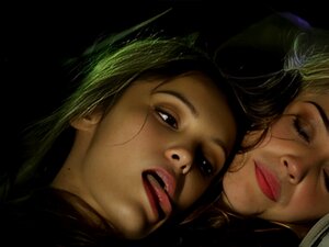 Disfruta de la ardiente Lola Le Lann en un encuentro al aire libre.