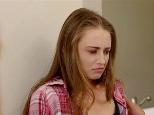 Hermanastro pervertido usando un uniforme espeluznante que asusta a su