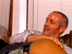 Azotes mientras intentas no poner rojas las nalgas