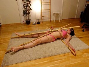 Cosquillas y vibrador *** con mordaza y venda en los ojos: Chica