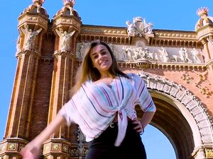 Una chica con tetas grandes y curvilíneas explora el lado