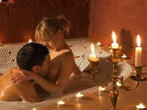 Follada anal erótica mientras se bañan en una burbuja romántica