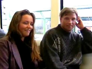 Chica adora chupar polla en lugares públicos