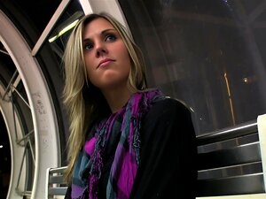 Agente público: Una chica alta y caliente abre las piernas por dinero