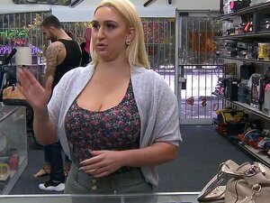 Una puta rubia con un gran culo es follada por un tipo de peón para