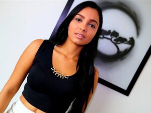 Chica colombiana con gran culo filma su primer porno