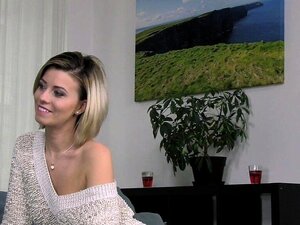 Policía falso folla a una pequeña rubia